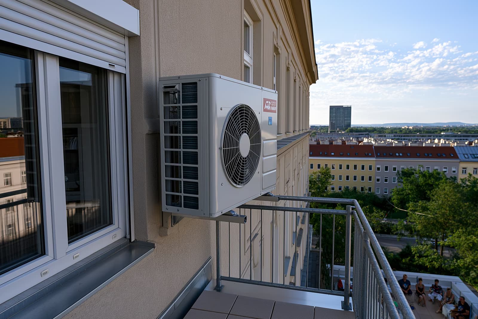 Split klima uređaj postavljen na zidu balkona njemačkog stana u Altbau stilu, vrsta uređaja koja je u središtu presude BGH-a o klimatizaciji.