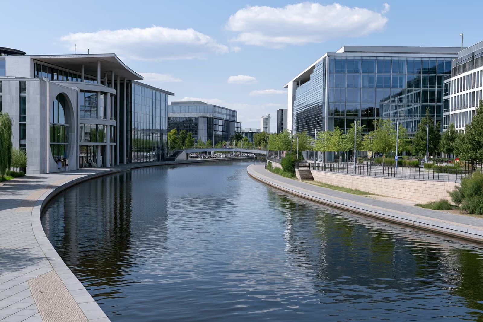 Berlinska vladina četvrt pod vedrim ljetnim nebom, gledana s druge strane rijeke.
