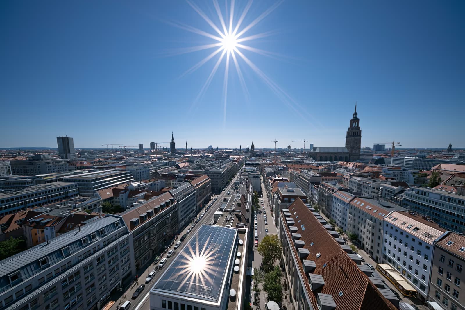 Maglovita gradska panorama pod jakim ljetnim suncem tijekom toplinskog vala.