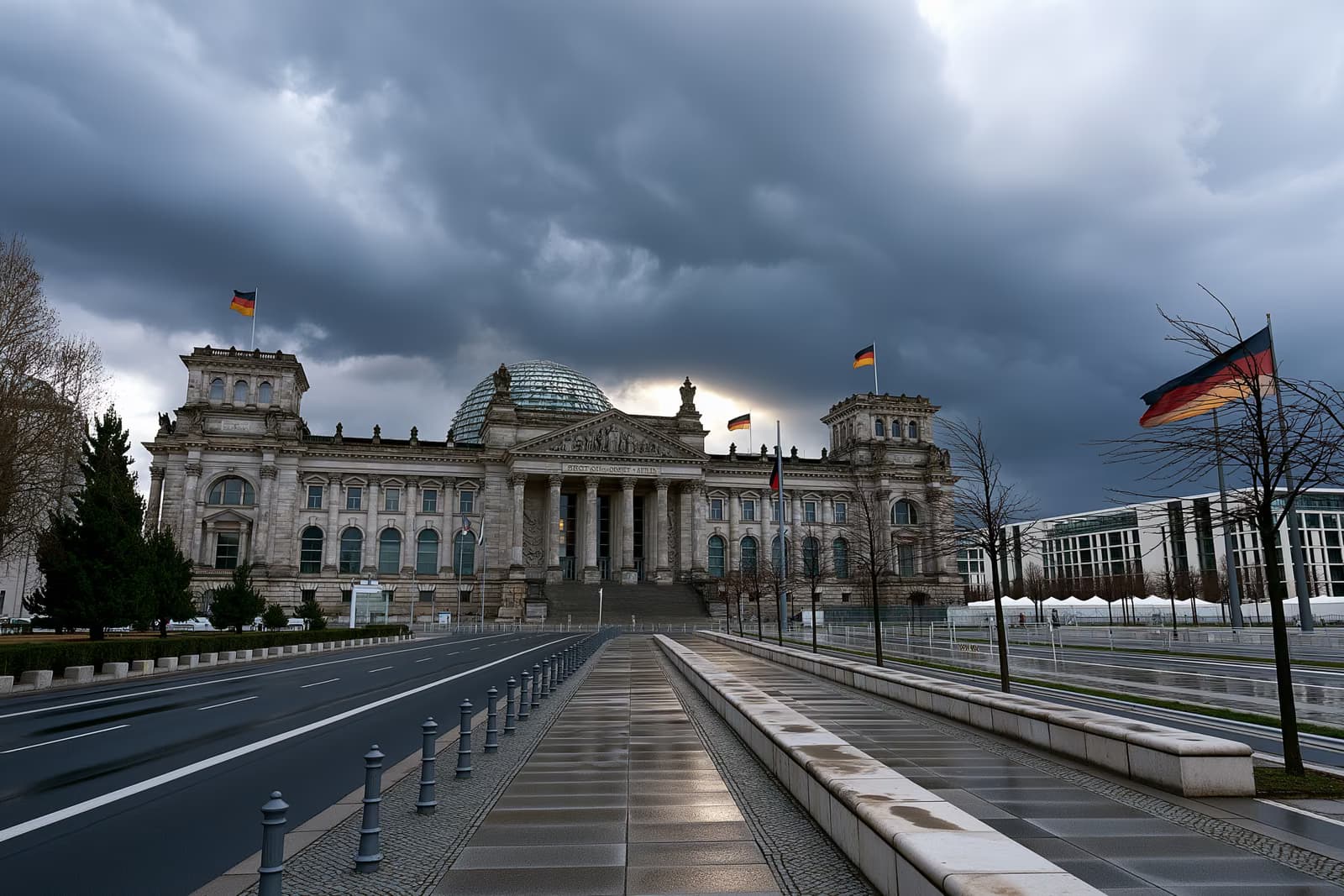 Zgrada Reichstaga u Berlinu pod teškim sivim oblacima, odražavajući napeto raspoloženje zabilježeno u najnovijoj anketi Politbarometra