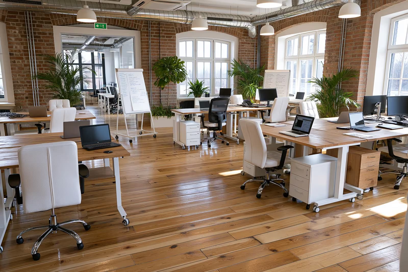 Osnivači rade zajedno za stolovima u modernom njemačkom startup uredu.