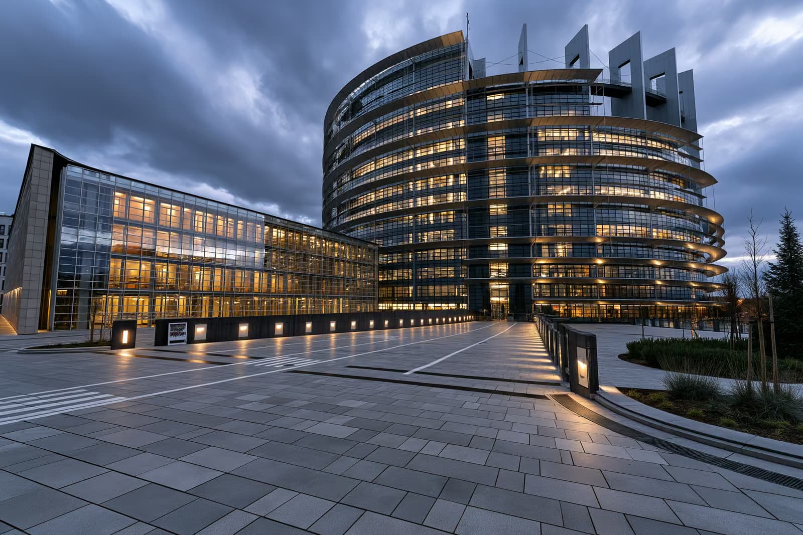 Zgrada Berlaymont Europske komisije u Bruxellesu s zastavama EU ispred.